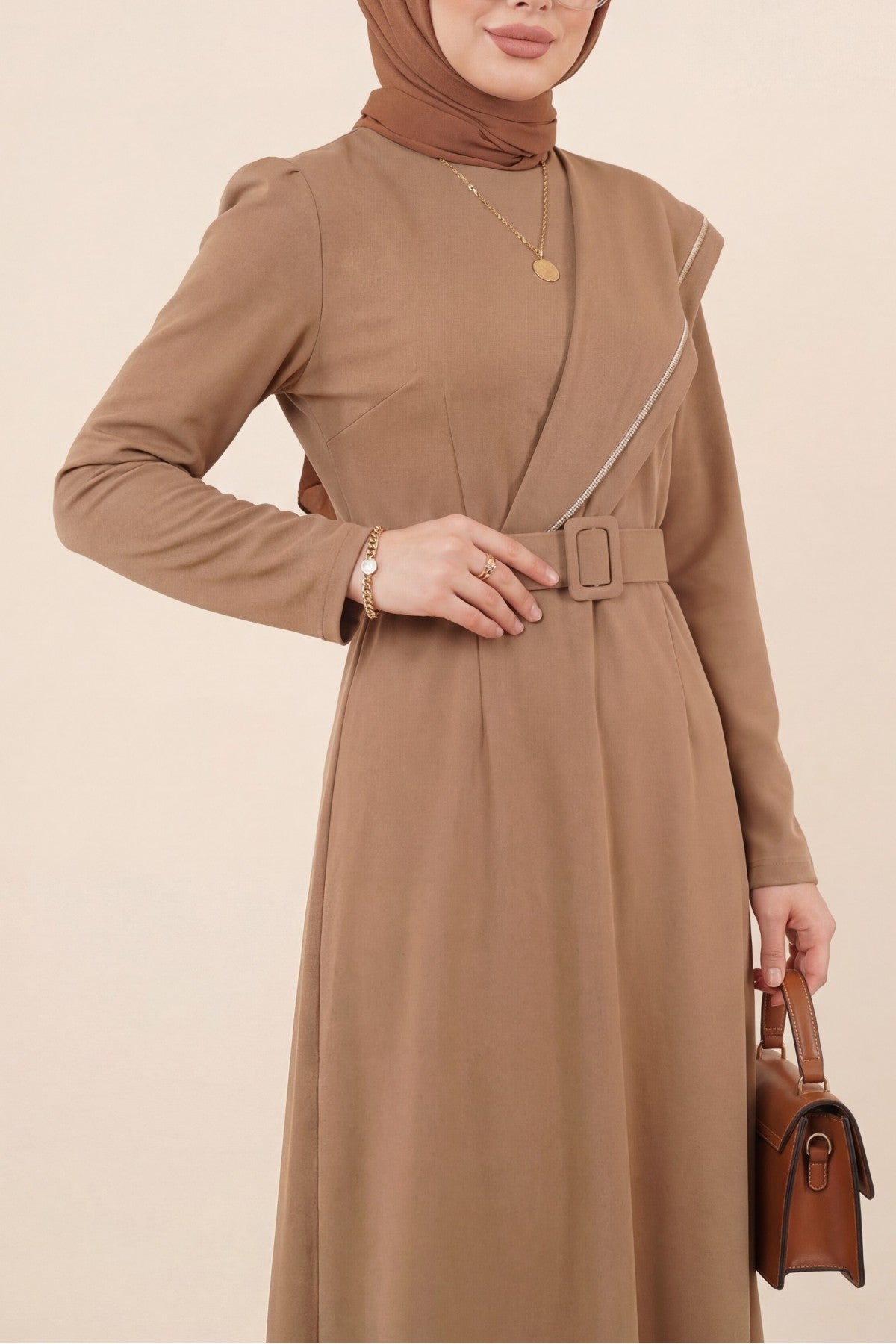 Robe en crêpe avec ceinture et broderie de pierres