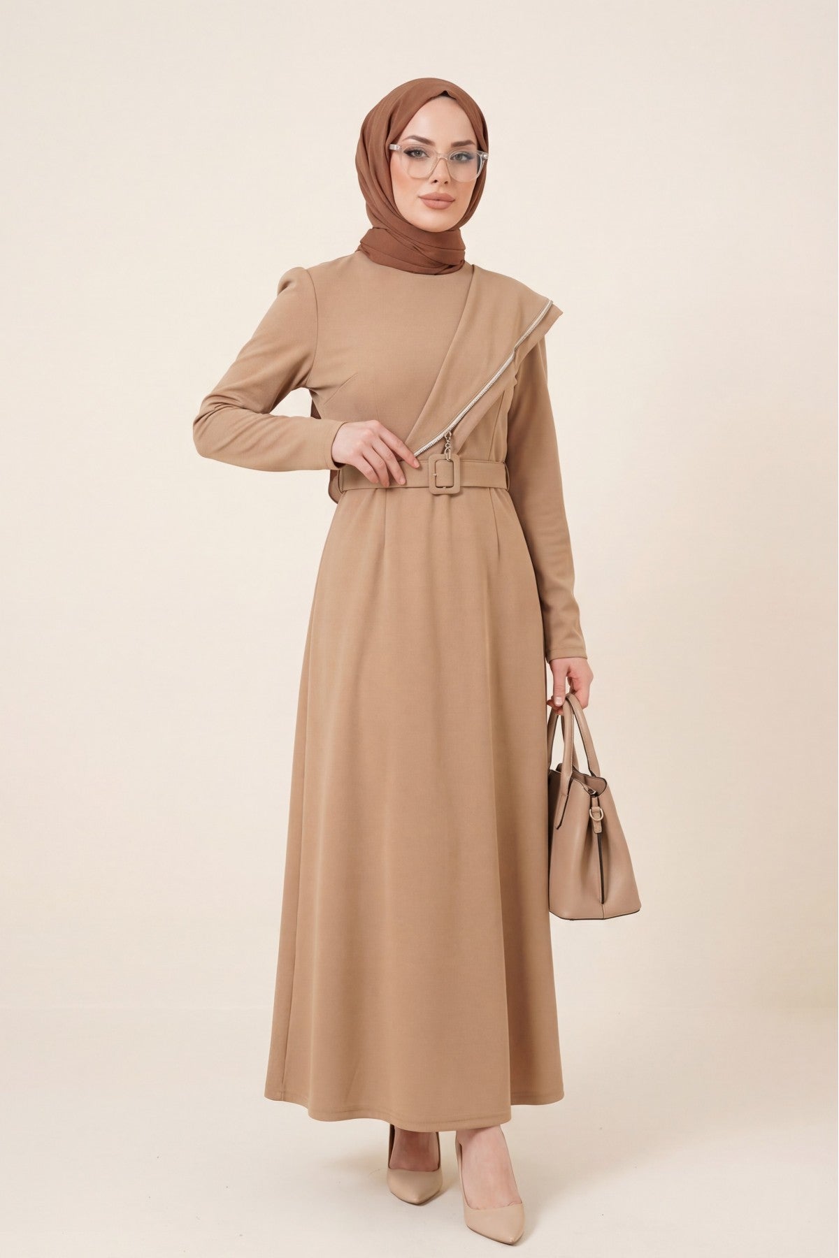 Robe en crêpe avec ceinture et broderie de pierres