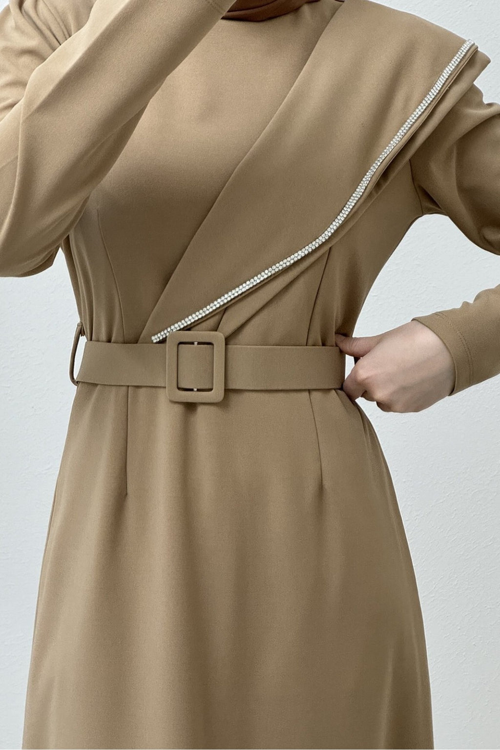 Robe en crêpe avec ceinture et broderie de pierres