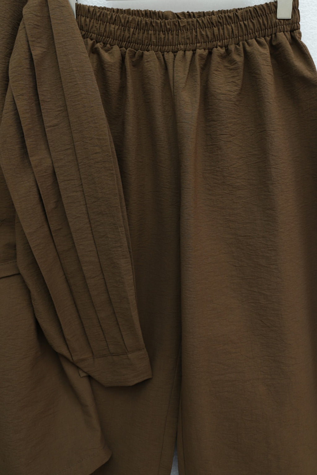 Ensemble pantalon avec haut à bouton detail bouton dorée