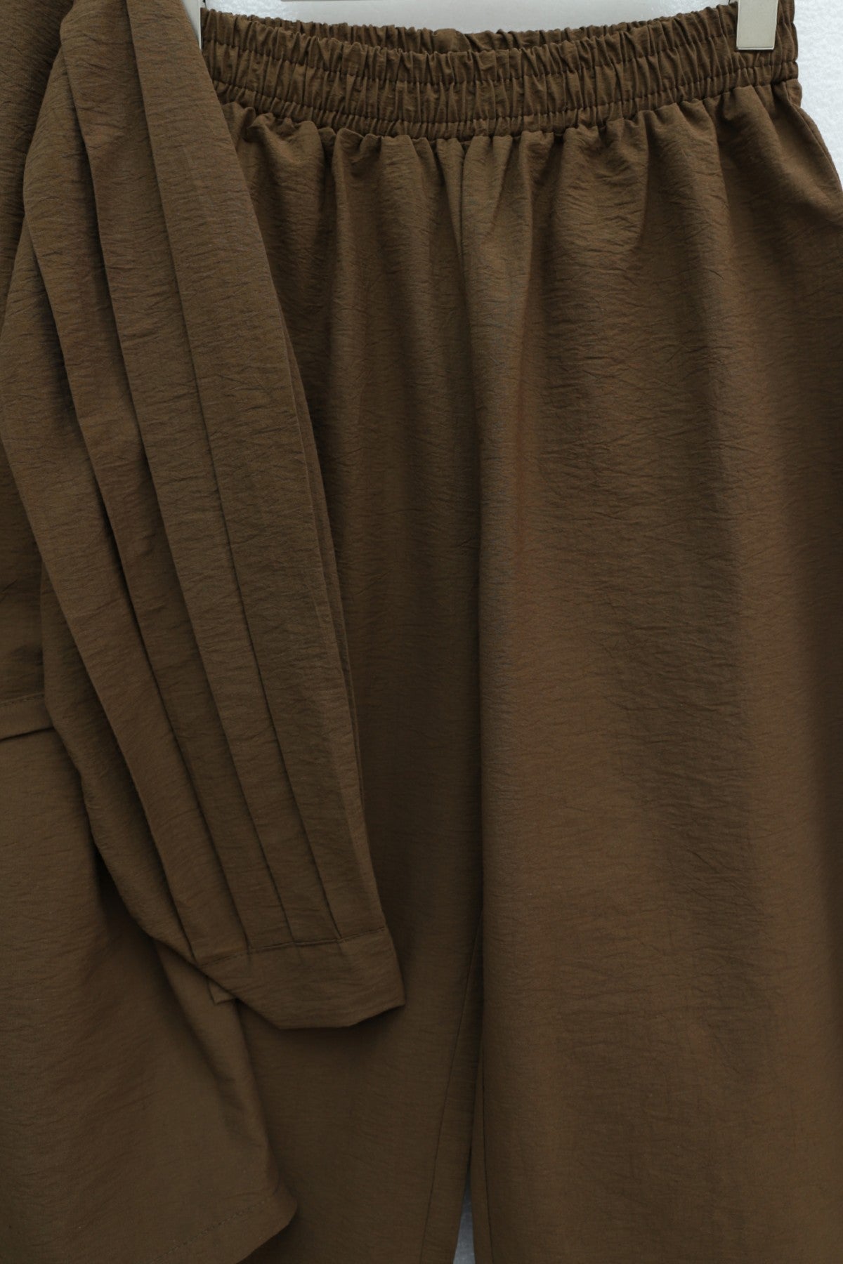 Ensemble pantalon avec haut à bouton detail bouton dorée