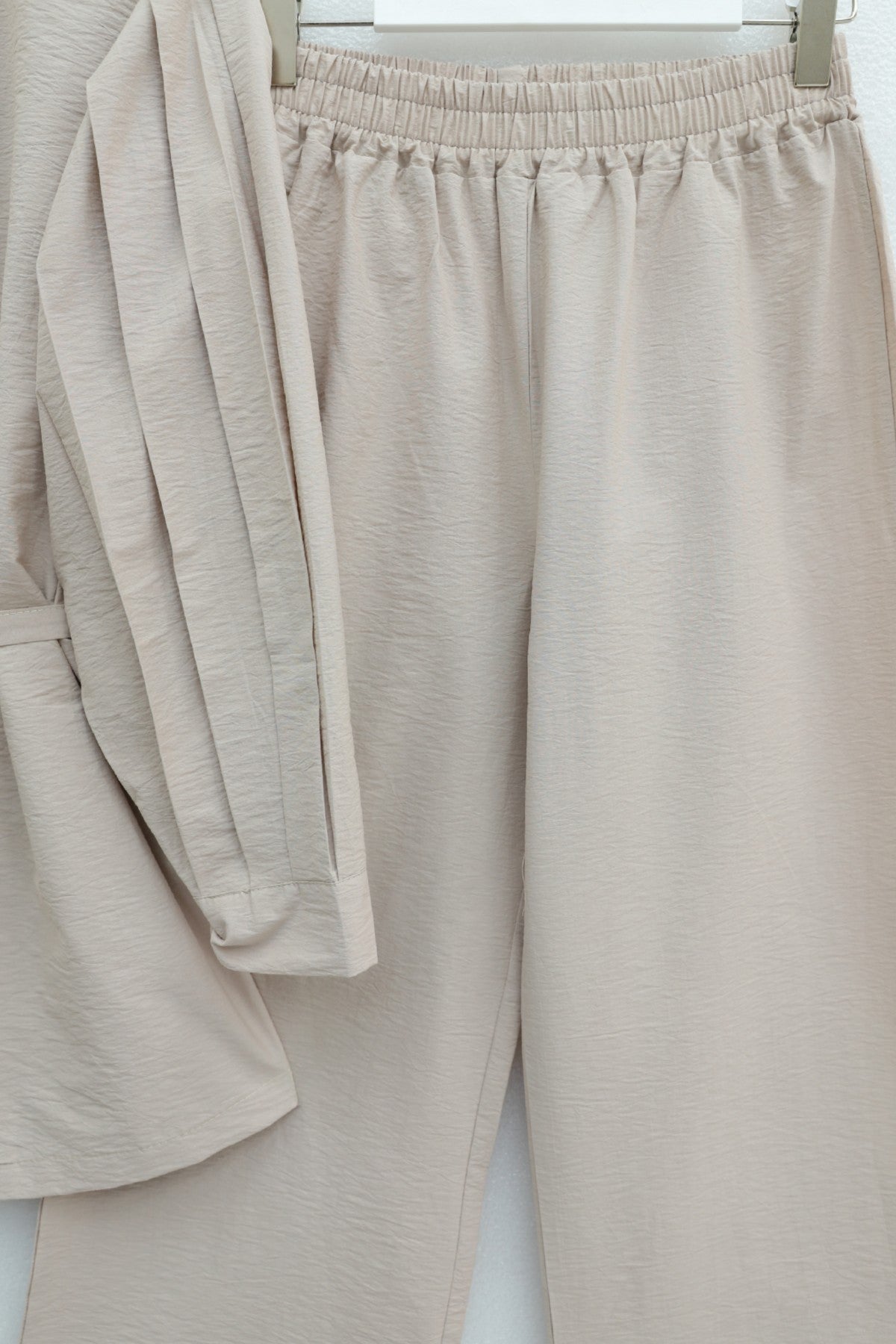 Ensemble pantalon avec haut à bouton detail bouton dorée